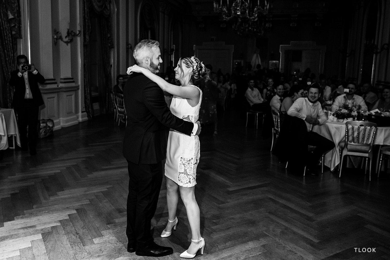 TLOOK photographe de mariage de style documentaire, dance floor première danse des mariés au grand hôtel du lac à vevey