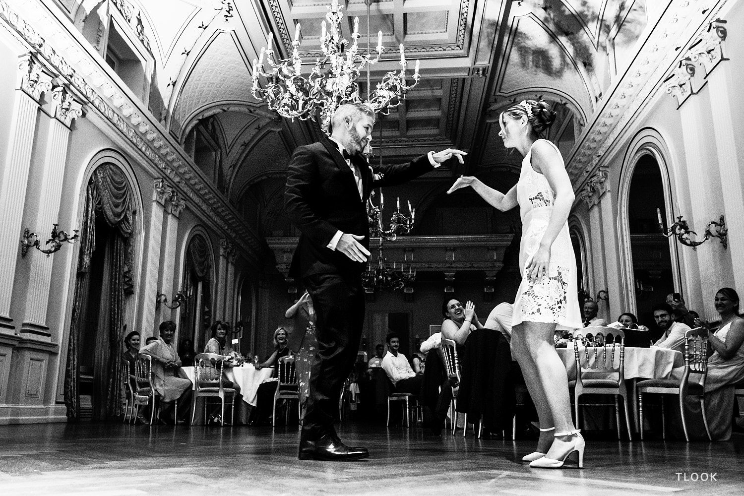 TLOOK photographe de mariage de style documentaire, dance floor première danse des mariés au grand hôtel du lac à vevey