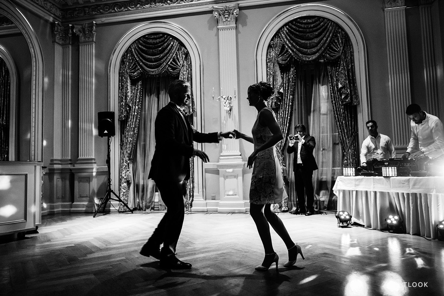 TLOOK photographe de mariage de style documentaire, dance floor première danse des mariés au grand hôtel du lac à vevey