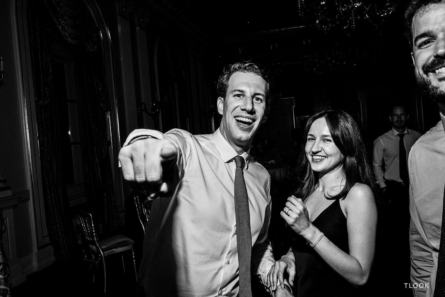 TLOOK photographe de mariage de style documentaire, dance floor les invités s'amusent