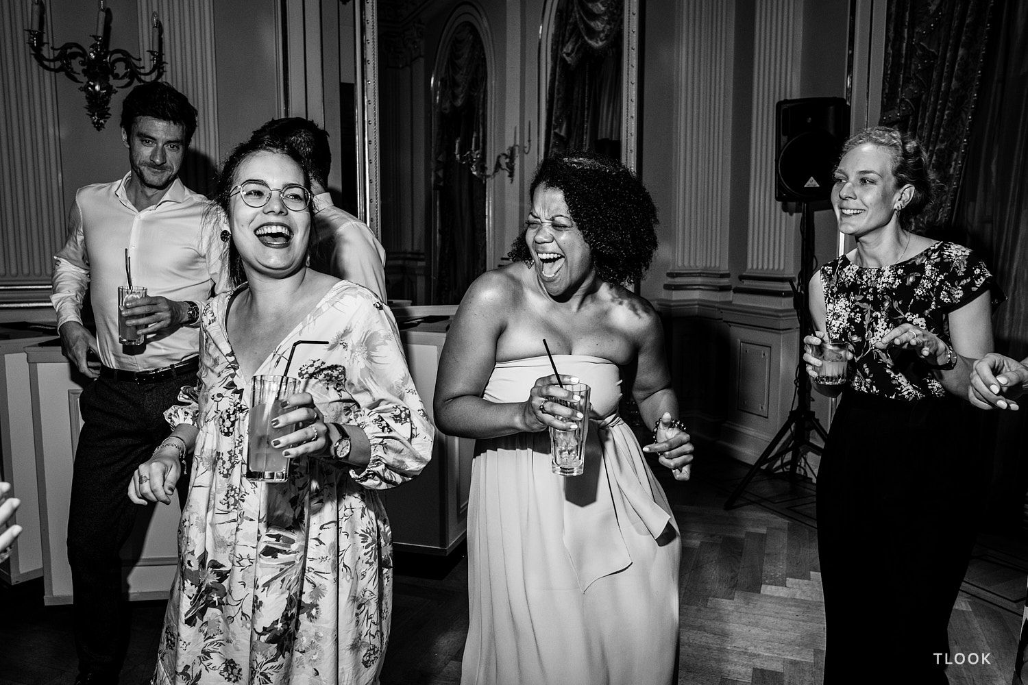 TLOOK photographe de mariage de style documentaire, dance floor les invités s'amusent