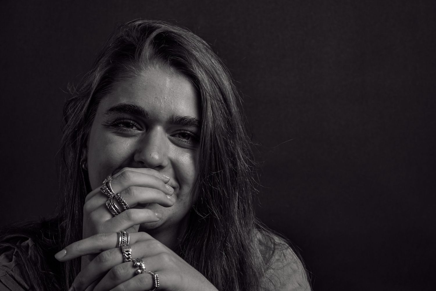 Zwart wit portret van een jonge vrouw met sieraden