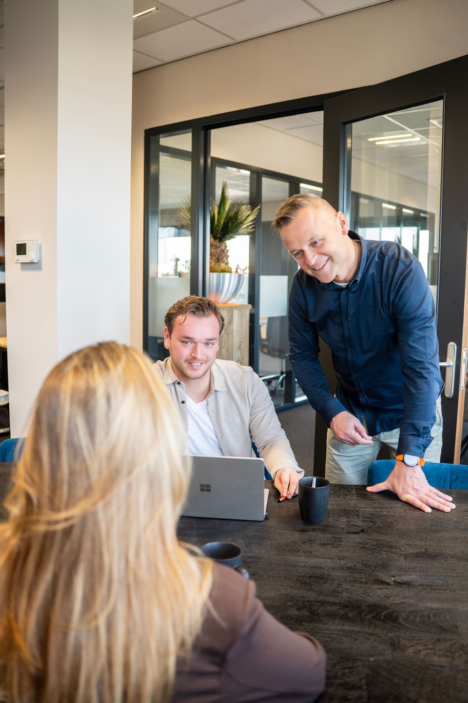 Teamfoto's en sfeerfoto's voor bedrijf in daglichtstudio