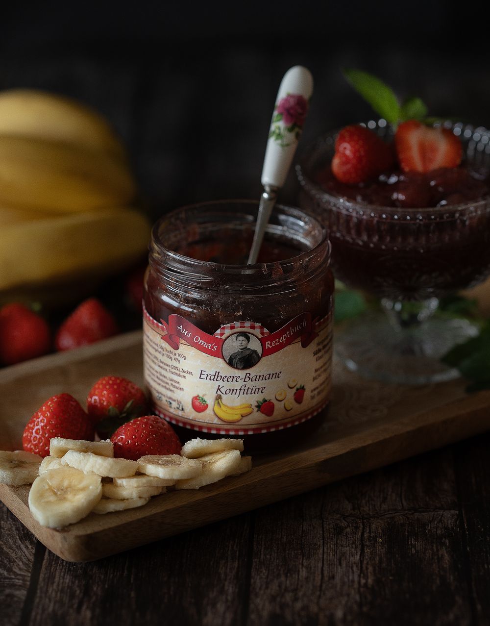 Foorfotografie. Dark food photography of fruit marmelade with bananas and strawberries.