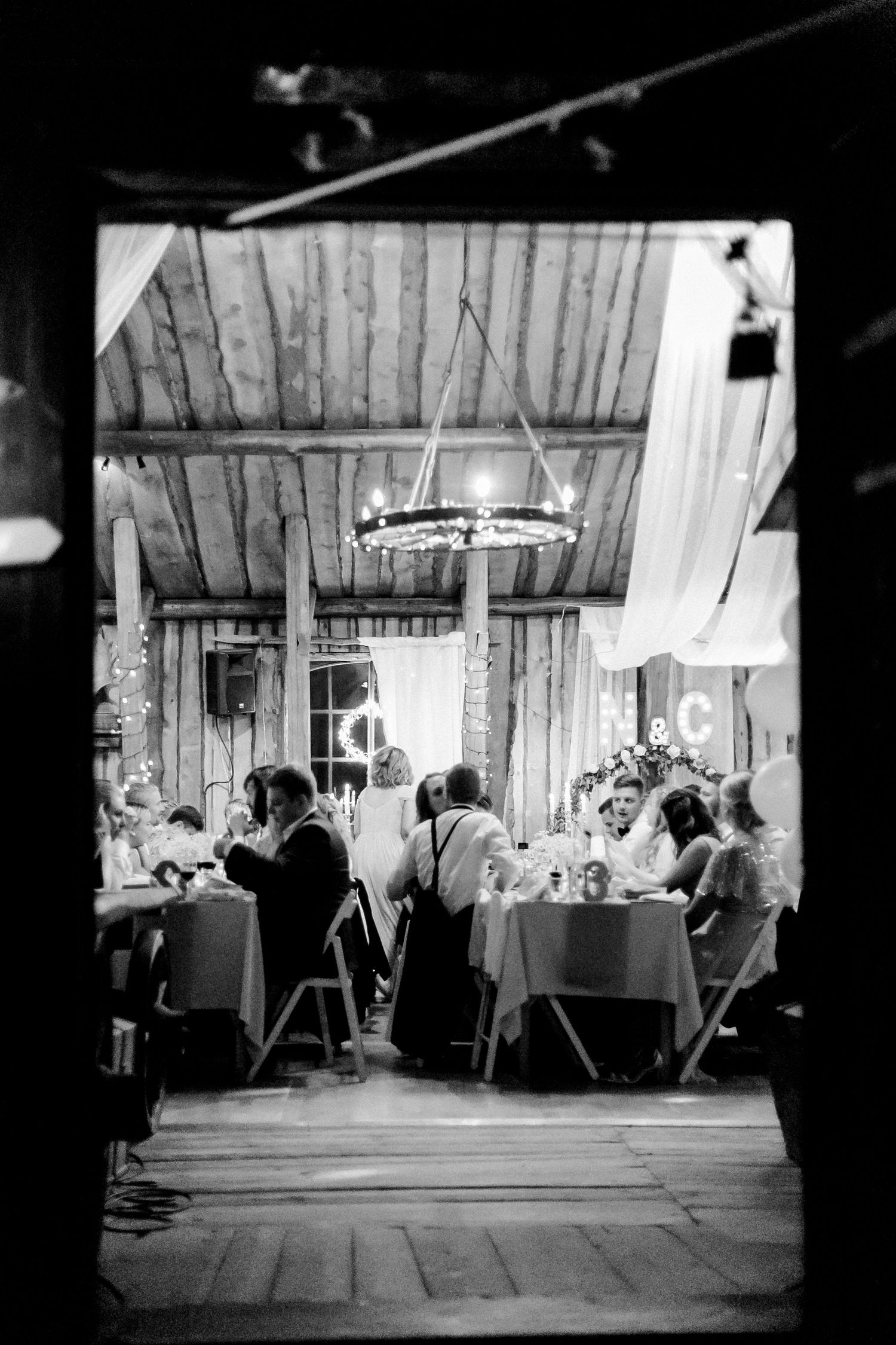 Mysig insyn på bröllopsfest på Tängsta gård i Köping. Fotograf Rebecca Nordin.