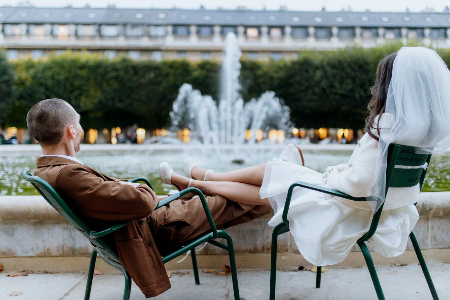 mariés assis devant une fontaine paris