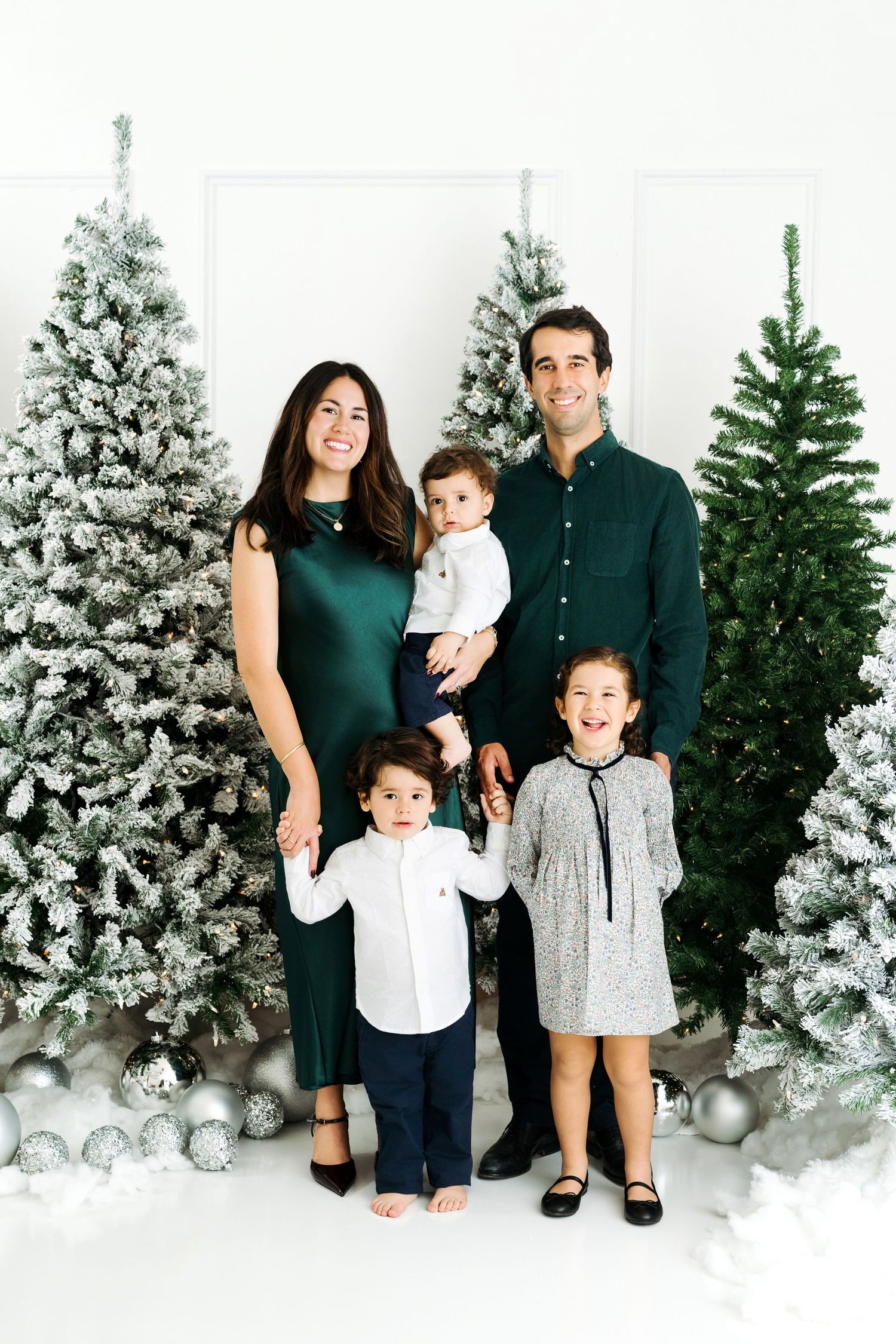 Family kids Christmas photo session at Snowy Chic Holiday Minis setup in Houston by Linn Images Photography