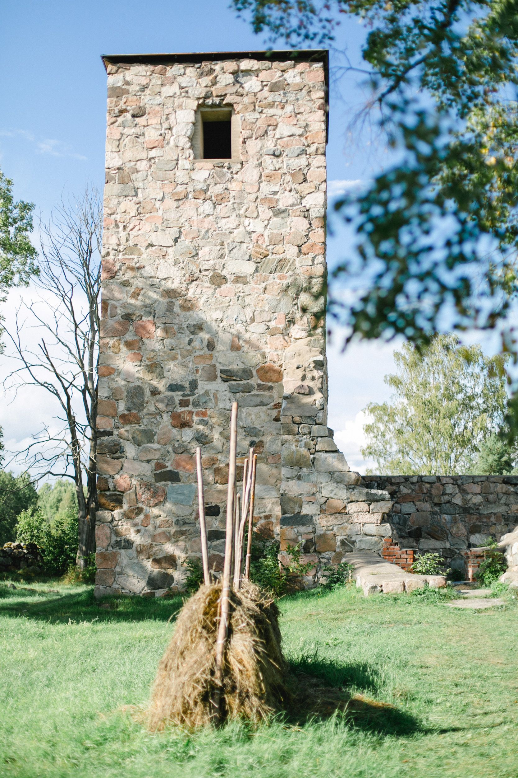 Bröllop i Västerås mellan Carolin och Johan. Steam Hotel. Rytterne kyrka och lilla Rytterne kyrkoruin. Fest på Tidö-Lindö utanför Västerås.
