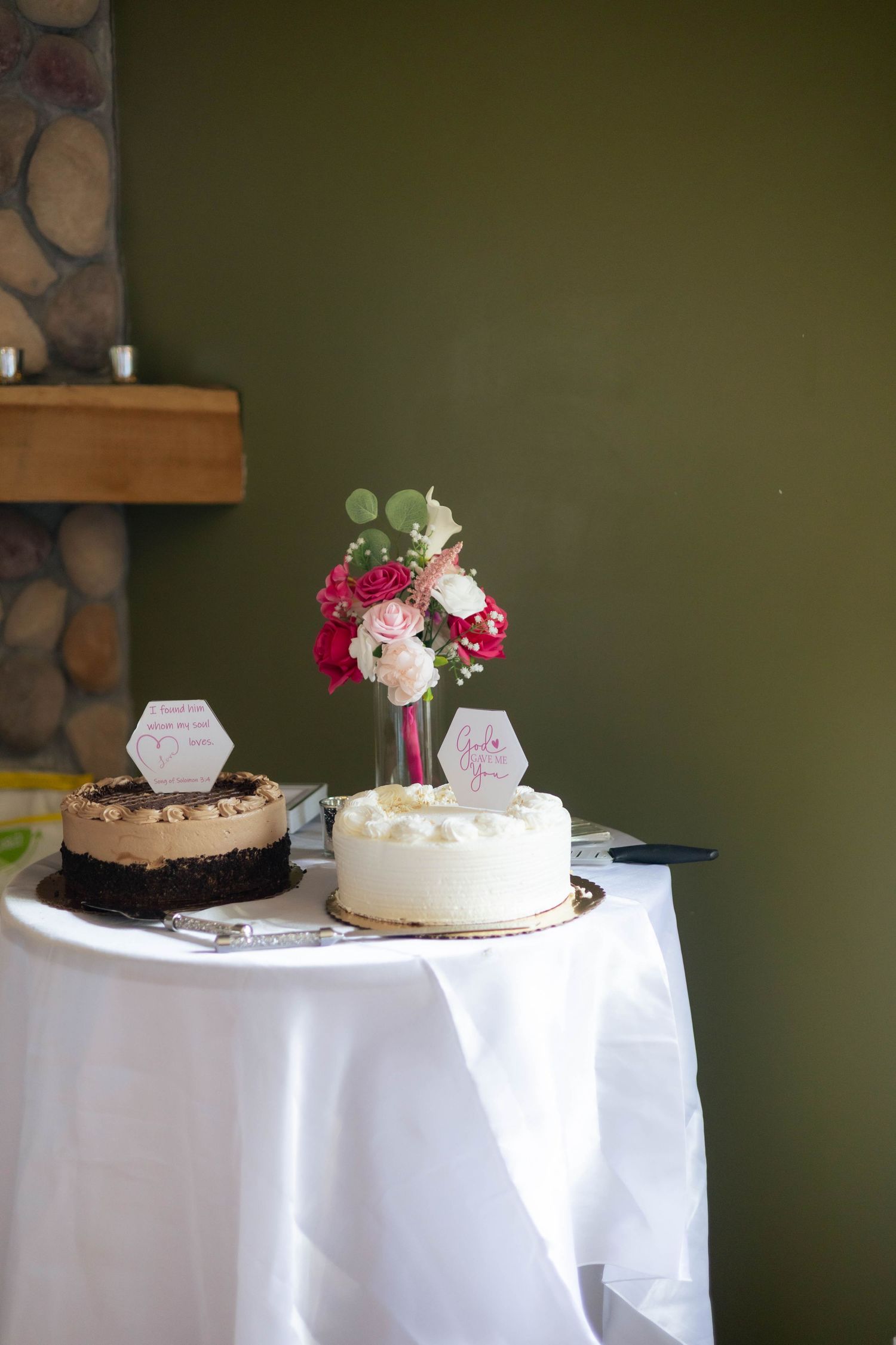 Wedding cake detail photos indoor reception in Chatham, Illinois