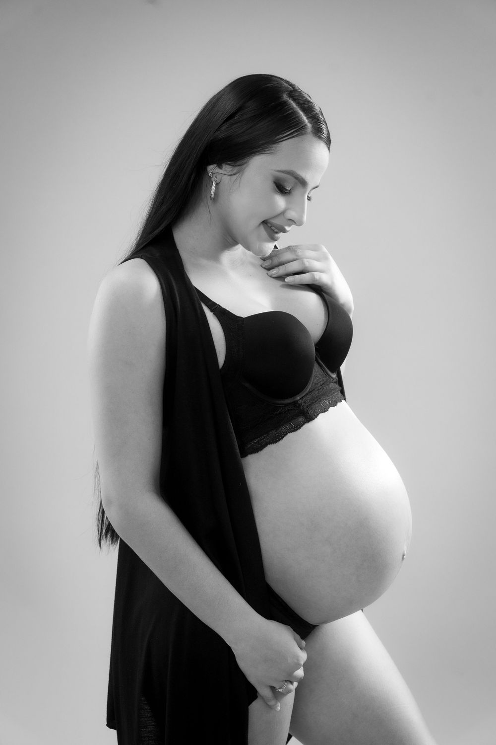 Fotografía de embarazo en Valledupar con vestido elegante, retratos maternales llenos de luz y emoción en Cesar.