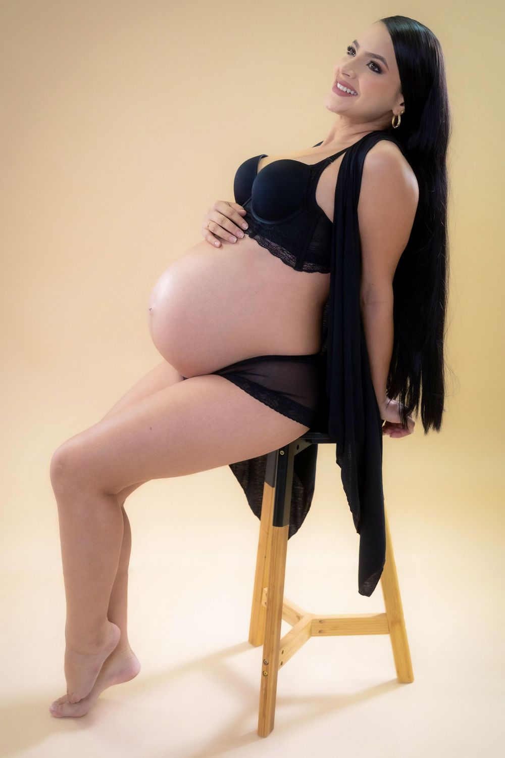Fotografía de embarazo en Valledupar con vestido elegante, retratos maternales llenos de luz y emoción en Cesar.