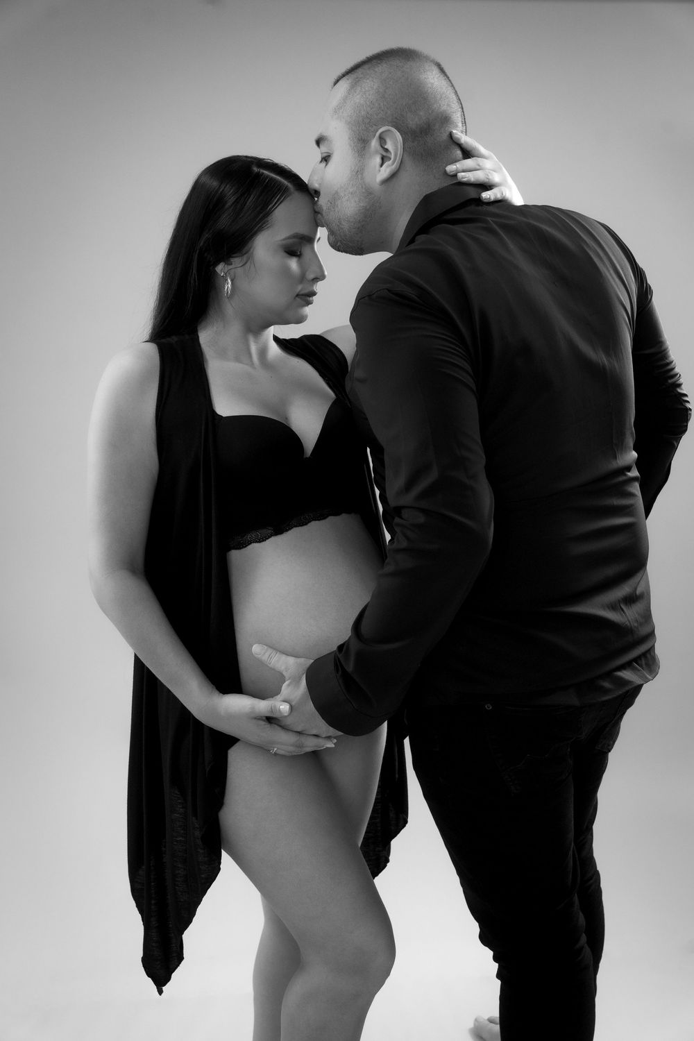 Fotografía de maternidad en casa en Valledupar, retratos cálidos y emotivos que reflejan la conexión con el bebé.