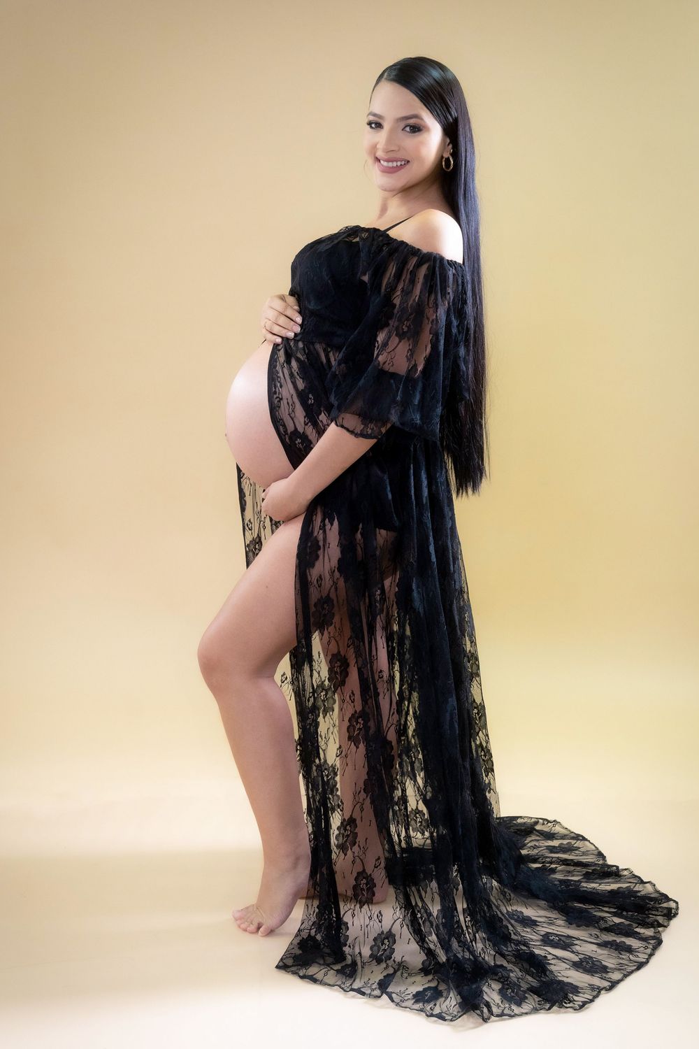 Fotografía de maternidad en casa en Valledupar, retratos cálidos y emotivos que reflejan la conexión con el bebé.