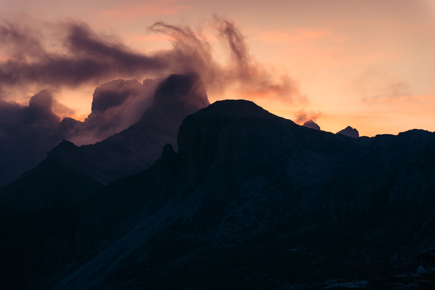 coucher de soleil sur les montagnes des dolomites