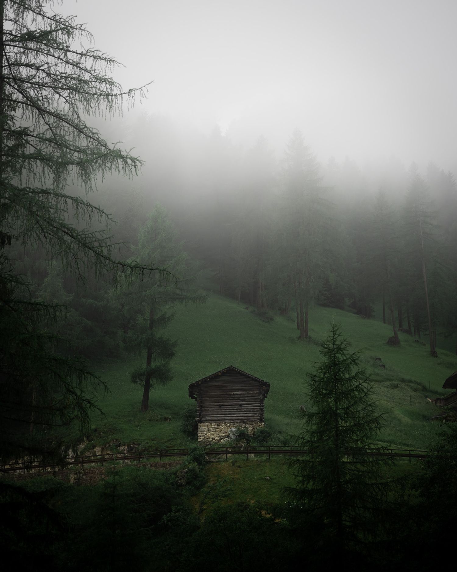 cabane en bois sous la brume dans les dolomites