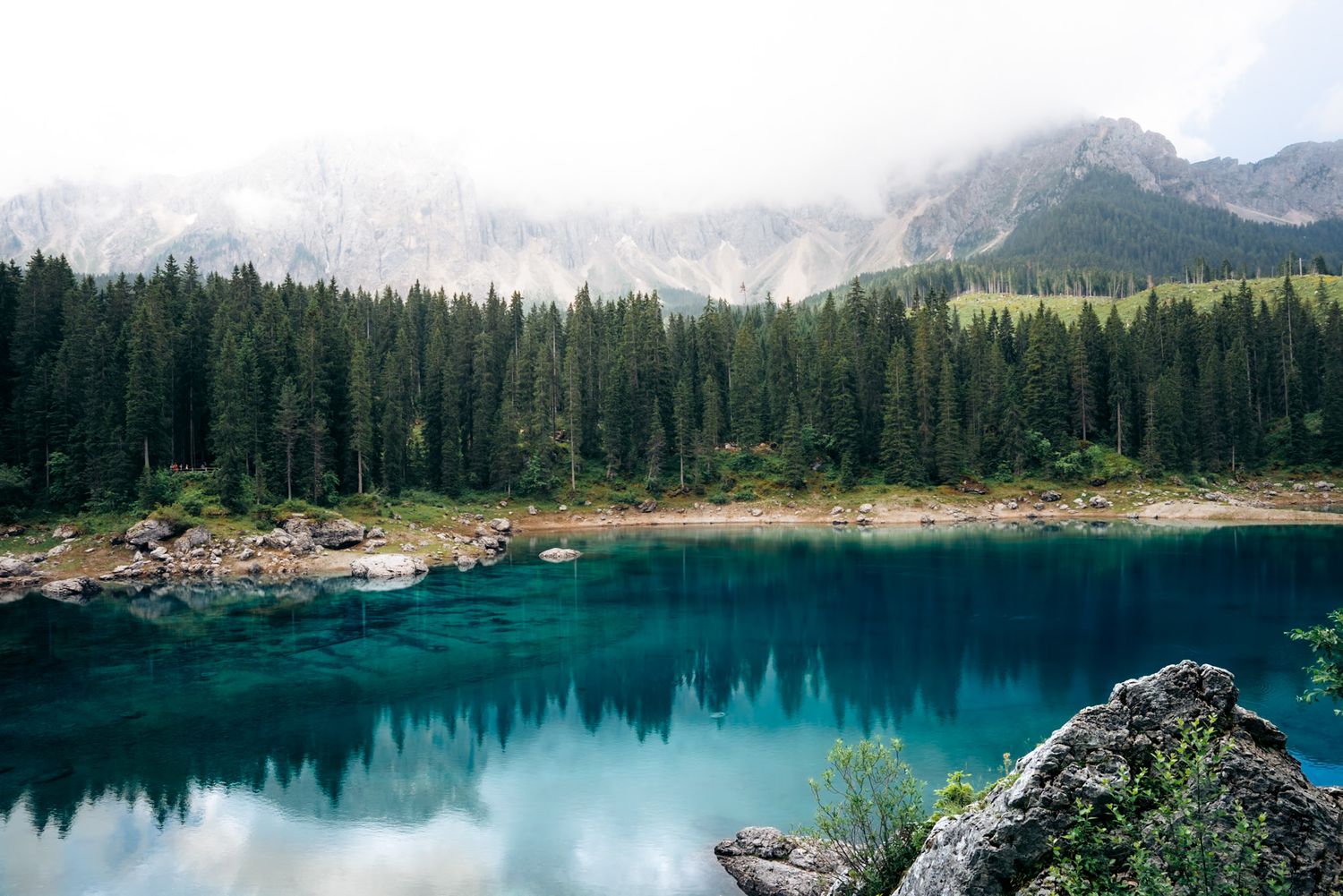 lago di carezza avec relfet des montagnes dans les dolomites