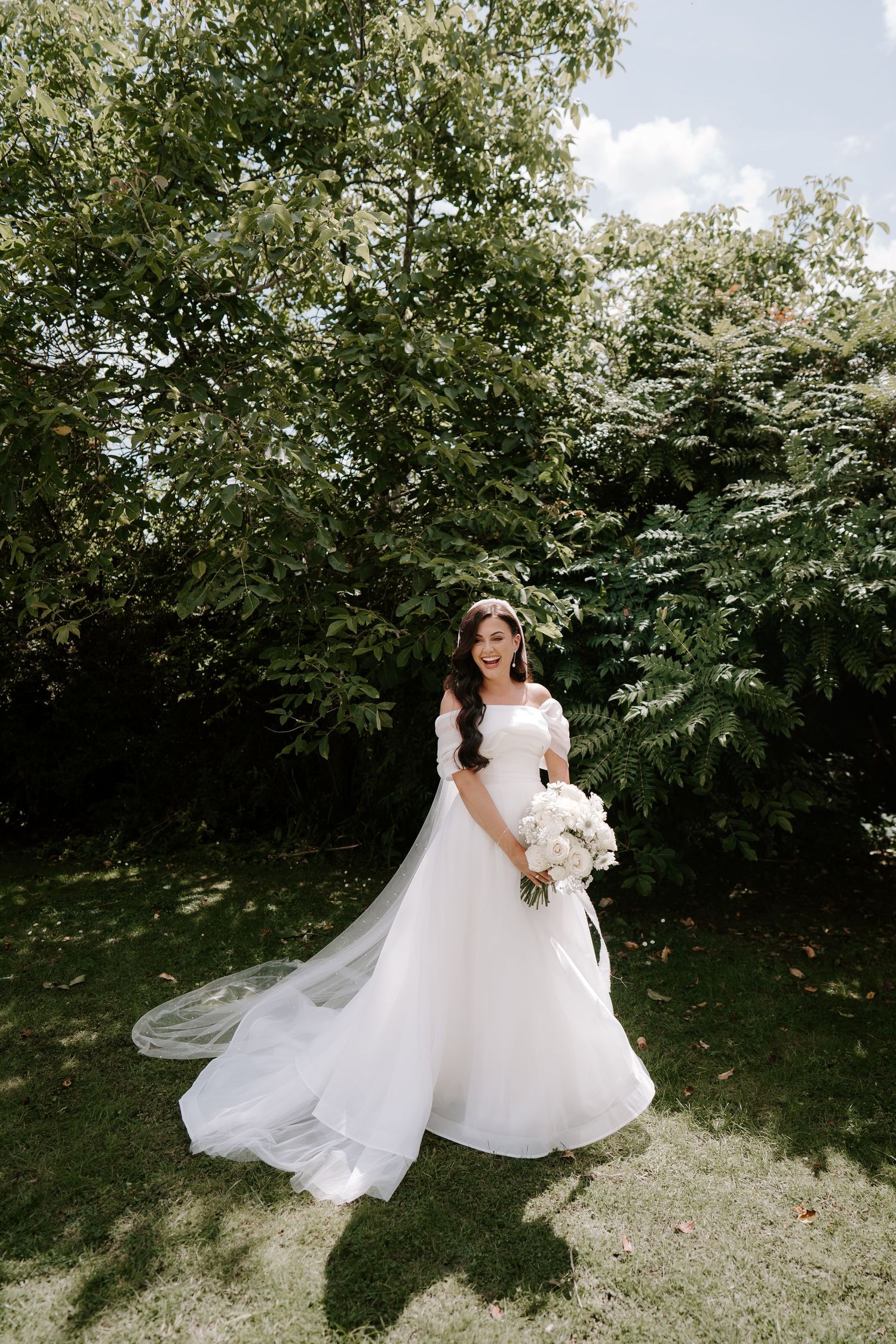 bride laughing at the new inn cirencester