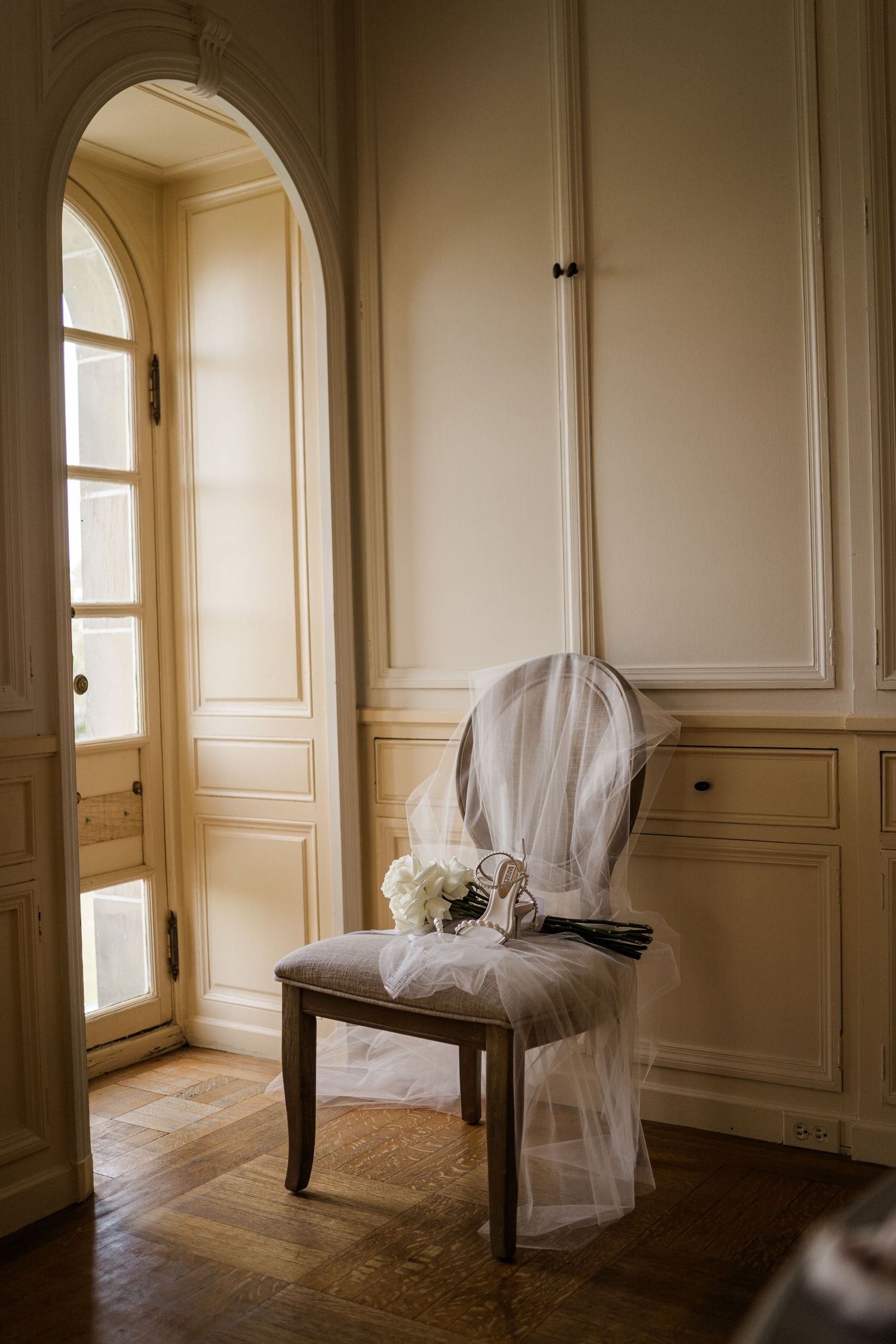 Four connected interior photos show a minimalist room with white walls, draped furniture, and natural light streaming through windows.