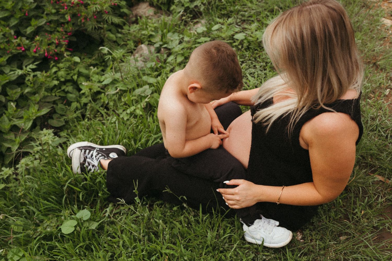 Outdoor photoshoot series in green grass showing intimate family moments.