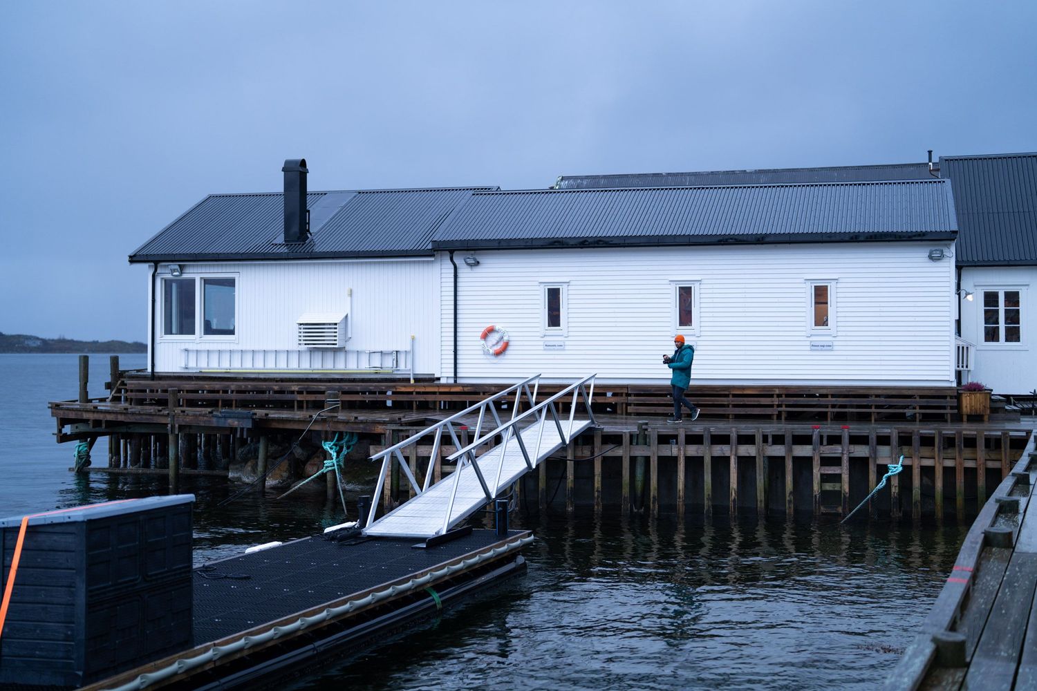 accueil lauklines avec ponton au dessus du fjord sous les nuages d'automne