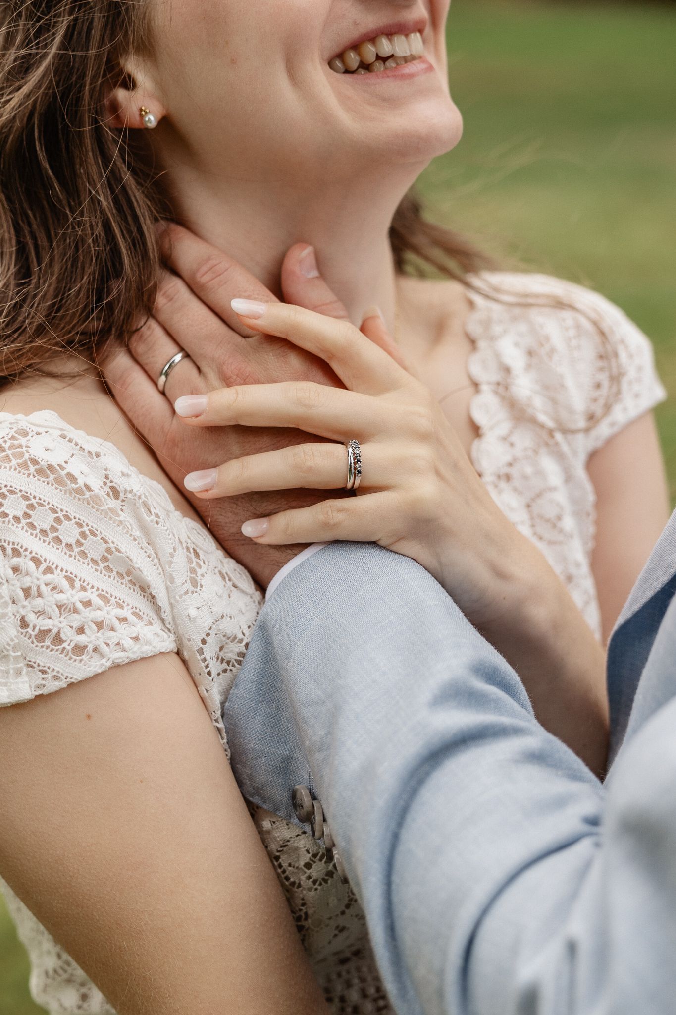 Trouver un photographe de mariage : la seance couple une bulle de connexion entre les maries dans une journee intense ou le temps s'accelere