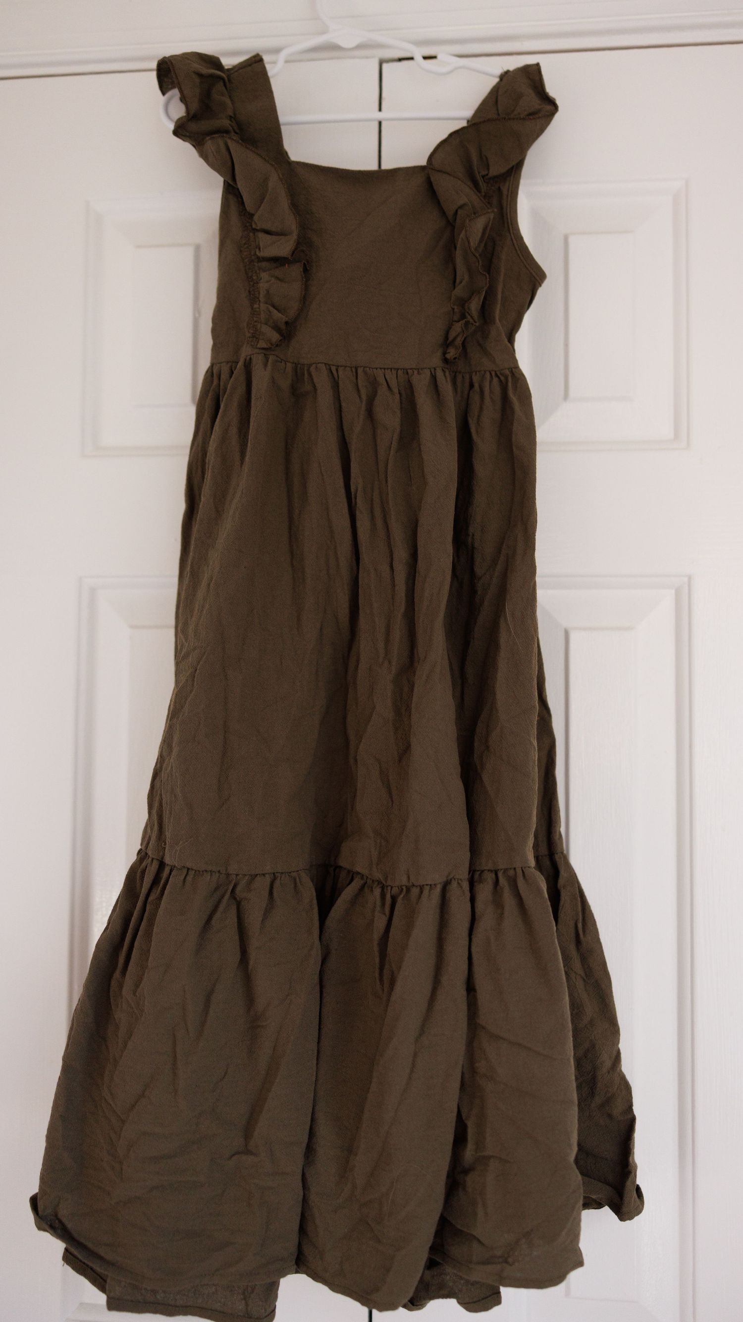 Vintage denim dress with large collar and elastic cuffs features a loose-fitting smock style design.