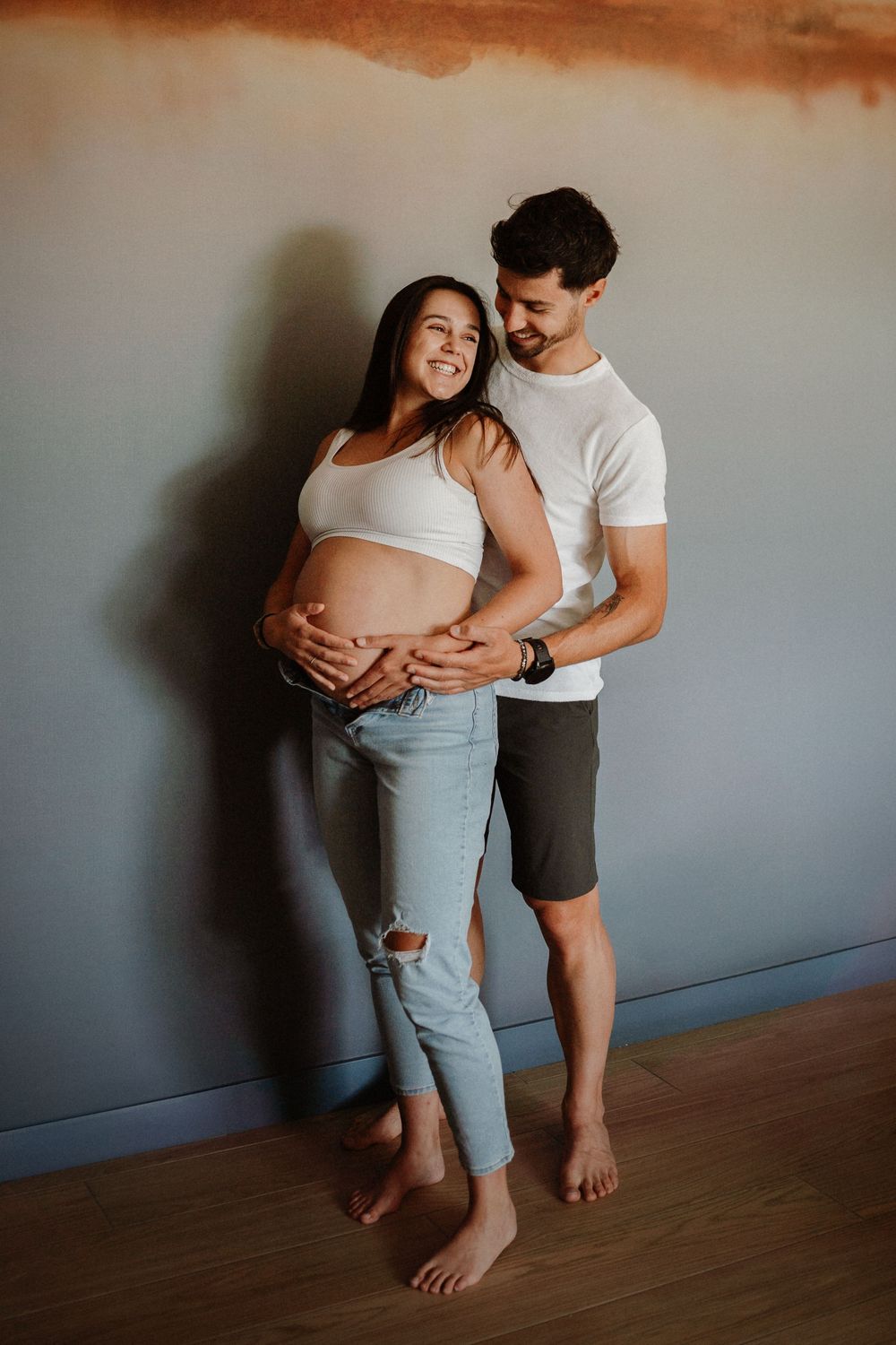 deux amoureux qui attendent leur premier enfant et qui se regardent