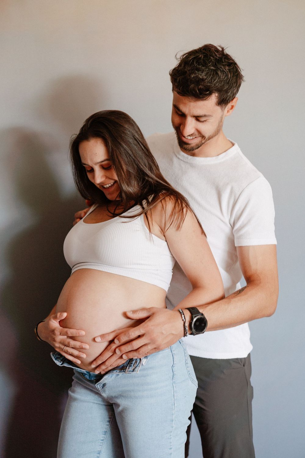 deux amoureux qui attendent leur premier enfant