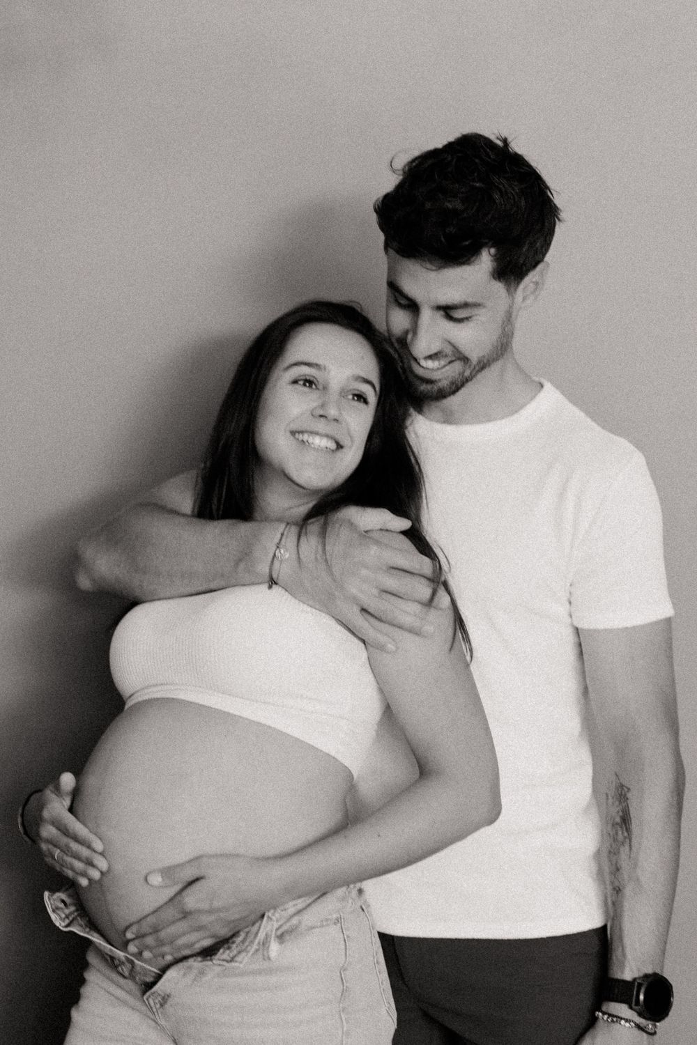un couple de futurs parents qui sourient