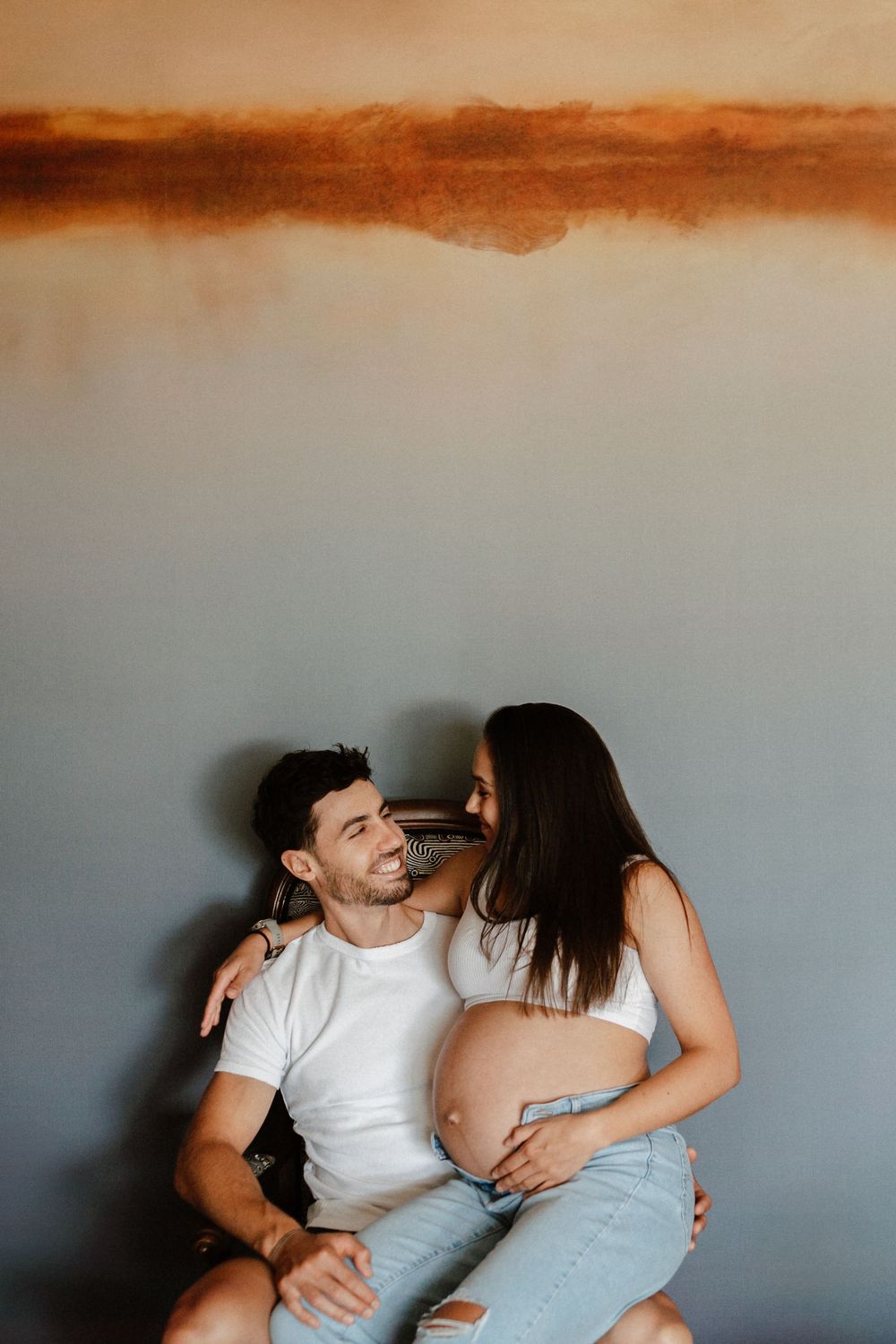 le futur papa qui regarde sa bien-aimée en souriant