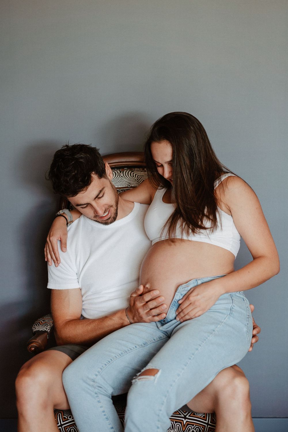 le futur papa qui touche le vente de sa compagne