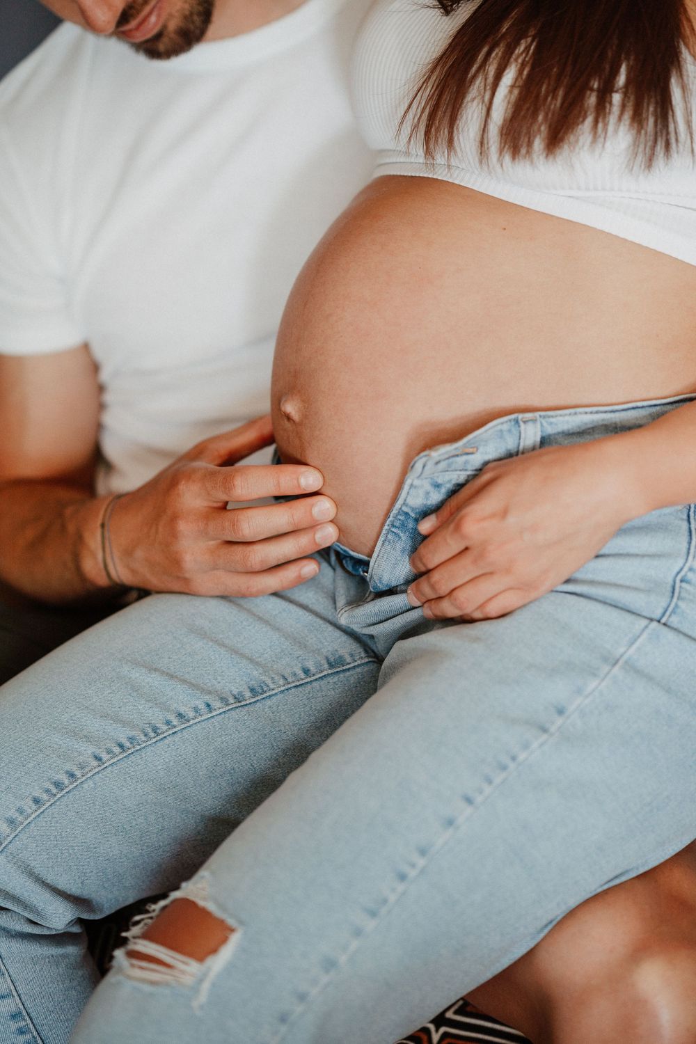 une main qui caresse un ventre rond