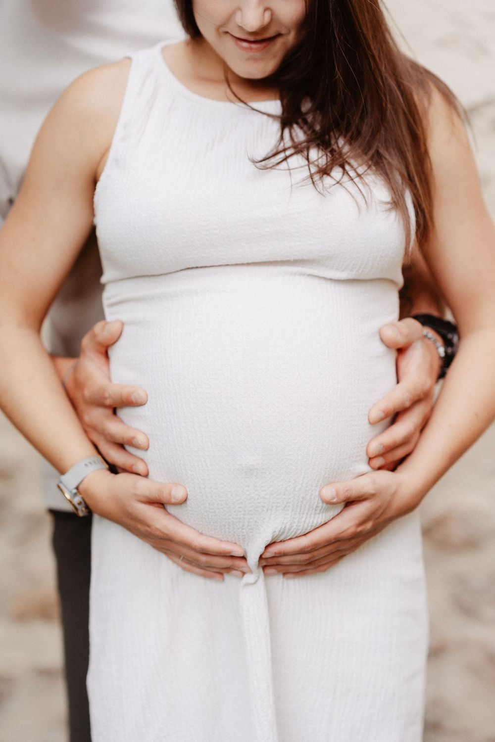 des futurs parents qui touchent le ventre de la future maman
