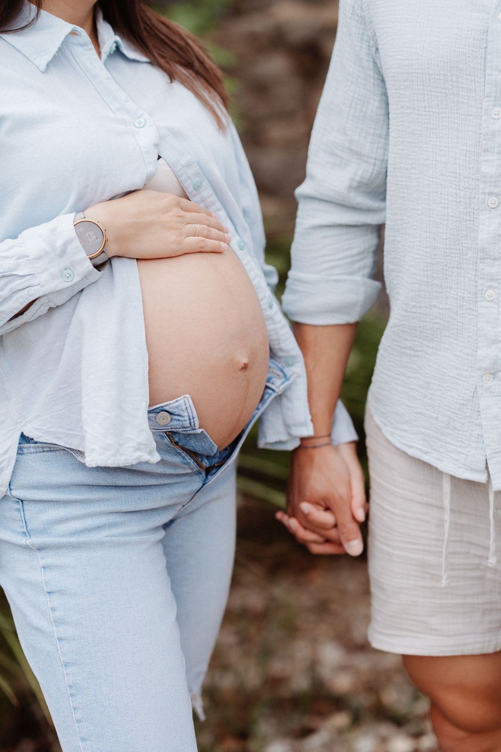 une femme enceinte et son conjoint qui se tiennent la main