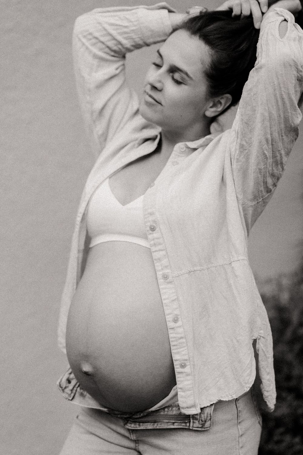 une femme enceinte qui relève ses cheveux