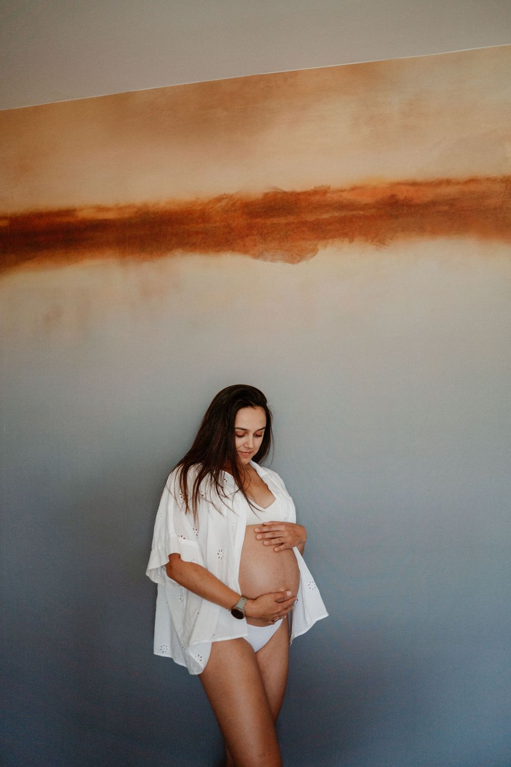 une femme enceinte qui regarde son ventre