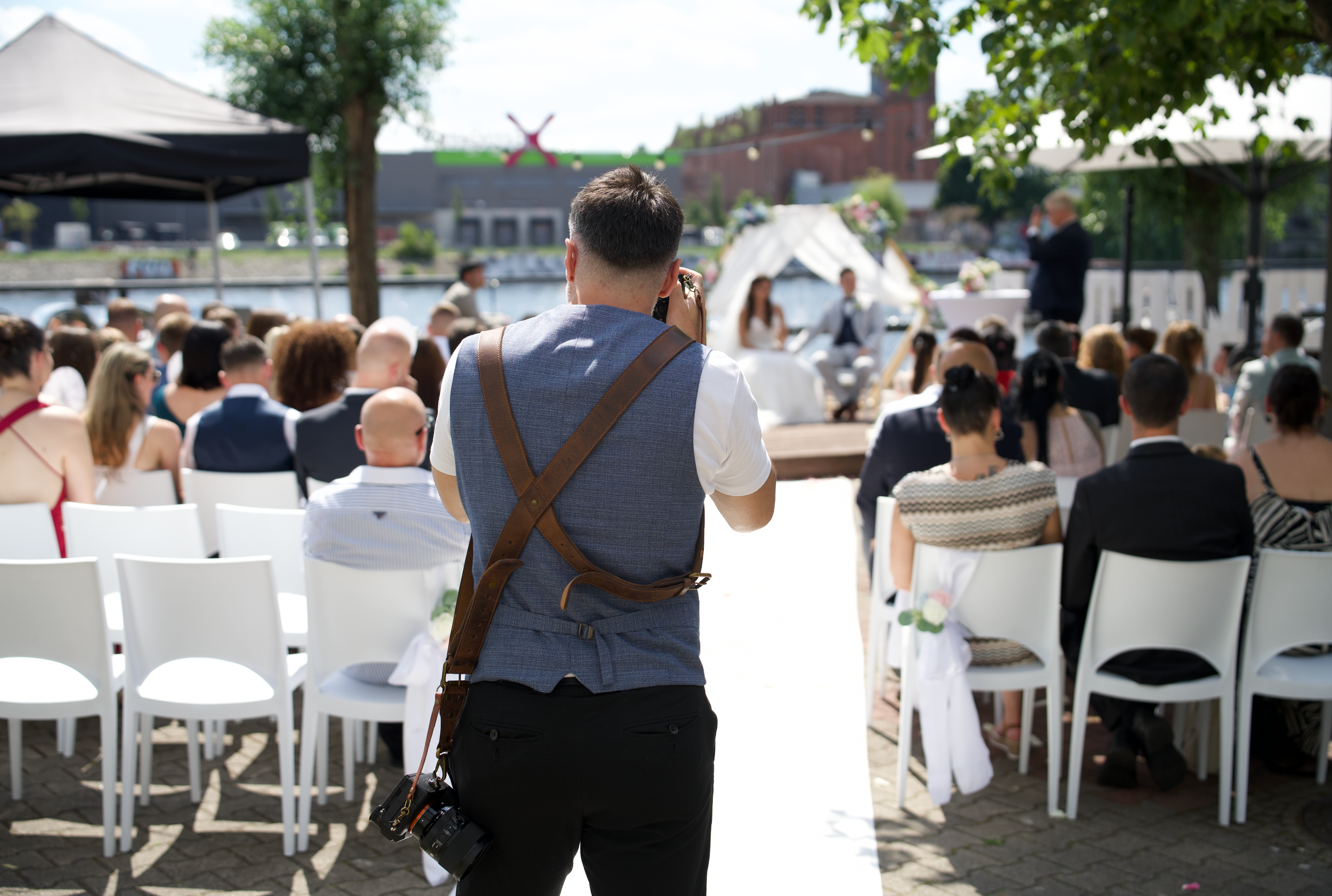 Freie Trauung unter freiem Himmel, Hochzeitsfotograf Berlin fotografiert die Zeremonie aus der Perspektive der Gäste