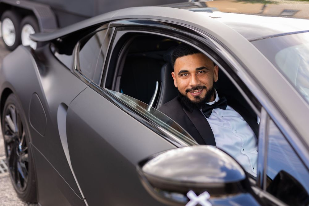 groom in car photo in his wedding day