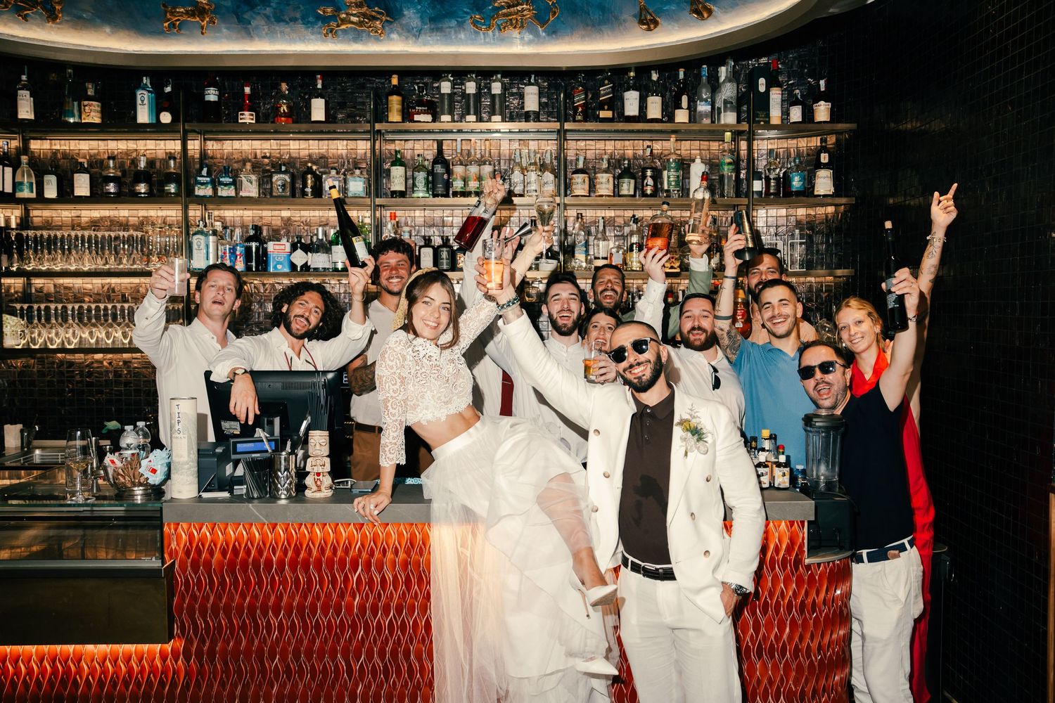 Una coppia romantica di sposi durante il loro matrimonio mentre si baciano sotto le luci e gli alberi alla location Locanda La Valle