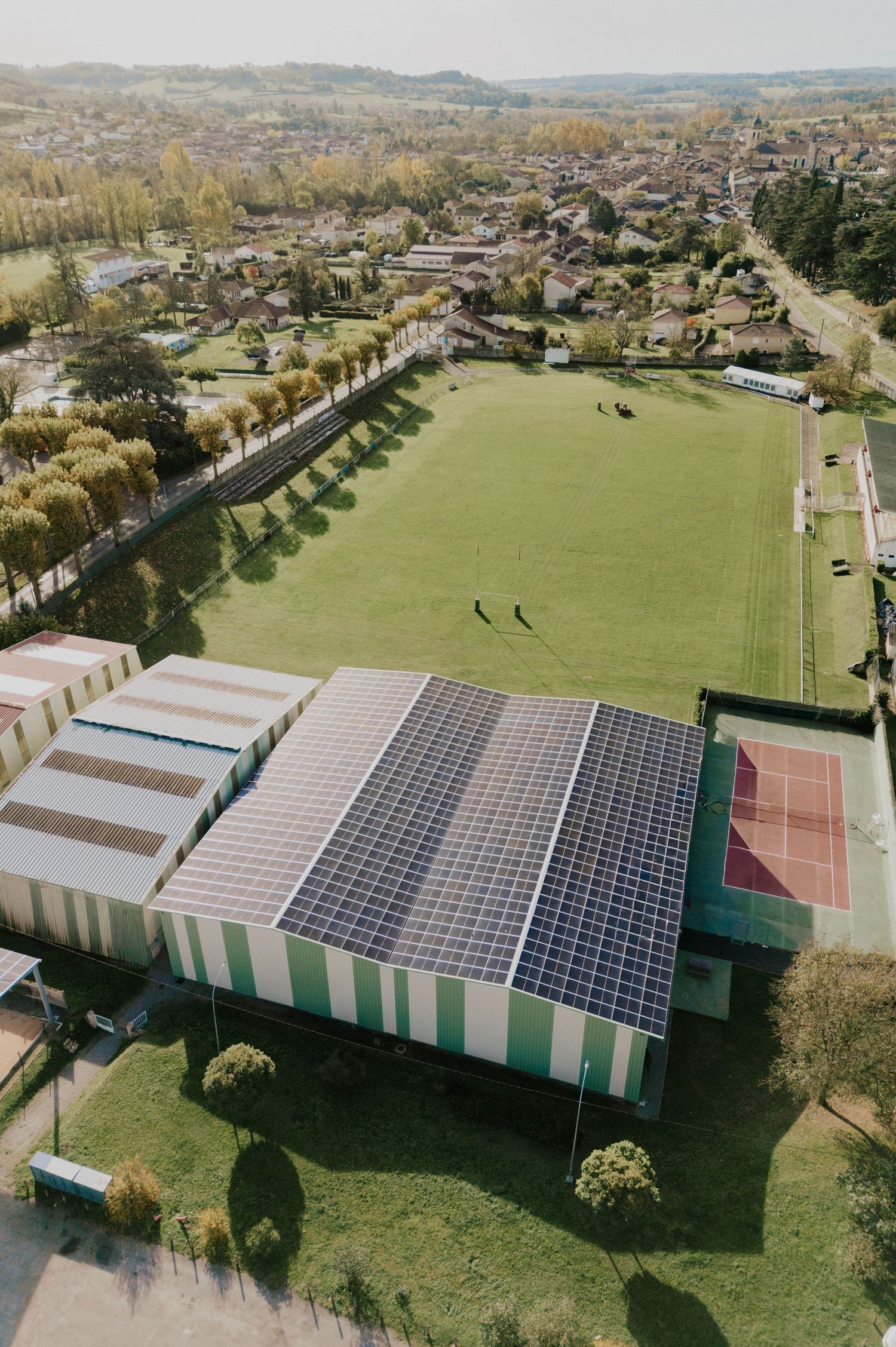 Vue drone des ombrières photovoltaïques See You Sun installées au-dessus des terrains de tennis de Vic-Fezensac.