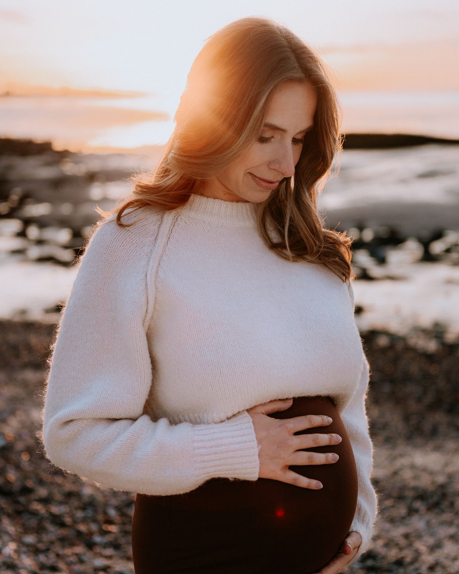 Zwangerschapsshoot vrouw op het strand in Terneuzen, Zeeland, Oost-Vlaanderen