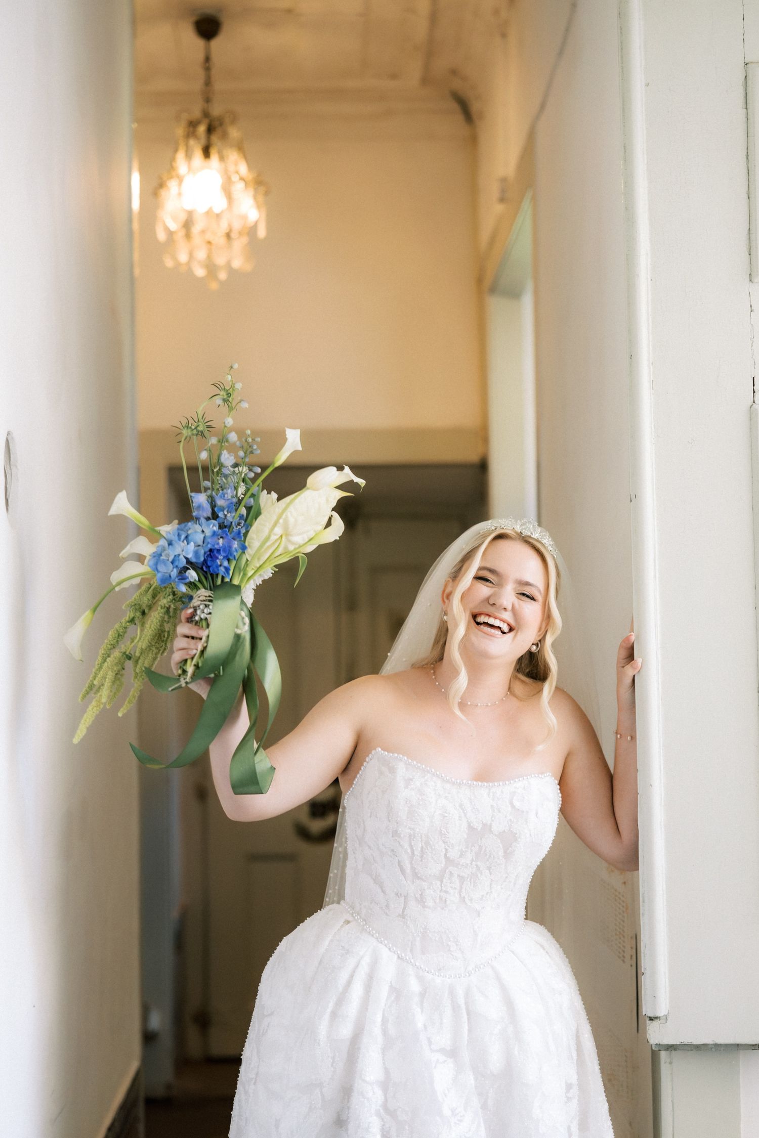 Relaxed bridal moments before the ceremony in Portugal
