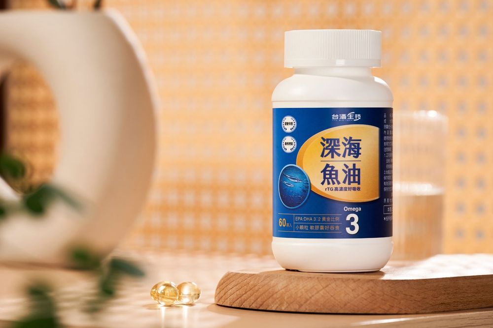 Deep sea fish oil supplement bottle with omega-3 capsules on wooden tray, Chinese health product packaging.