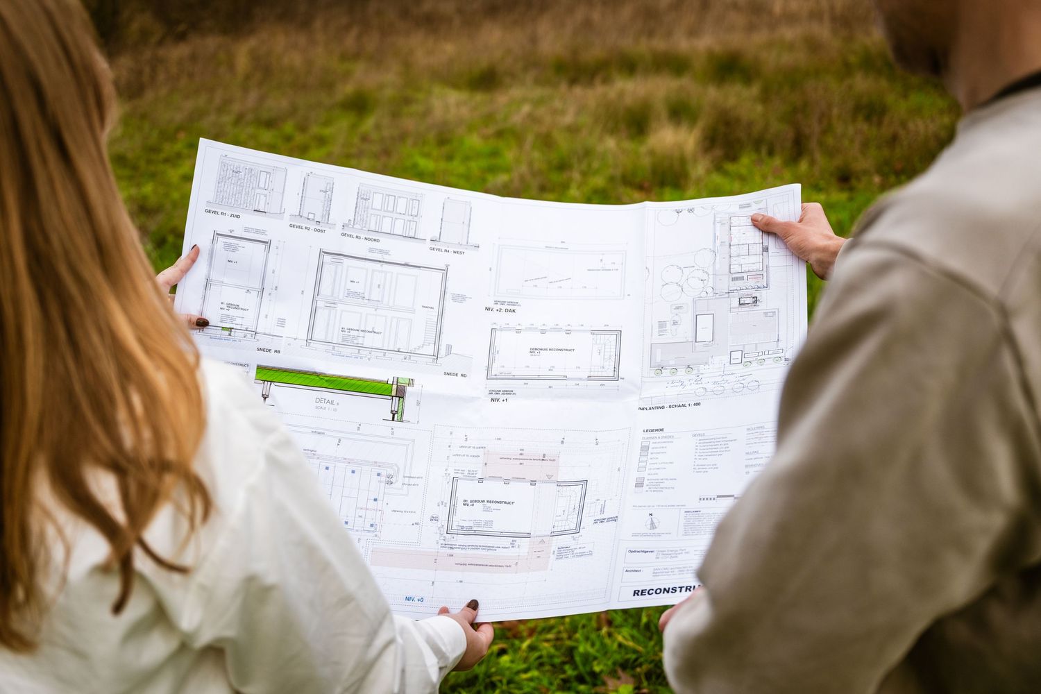 Architect en klant bekijken bouwplan op werf, bedrijfsfotografie door Bart Boodts Photography