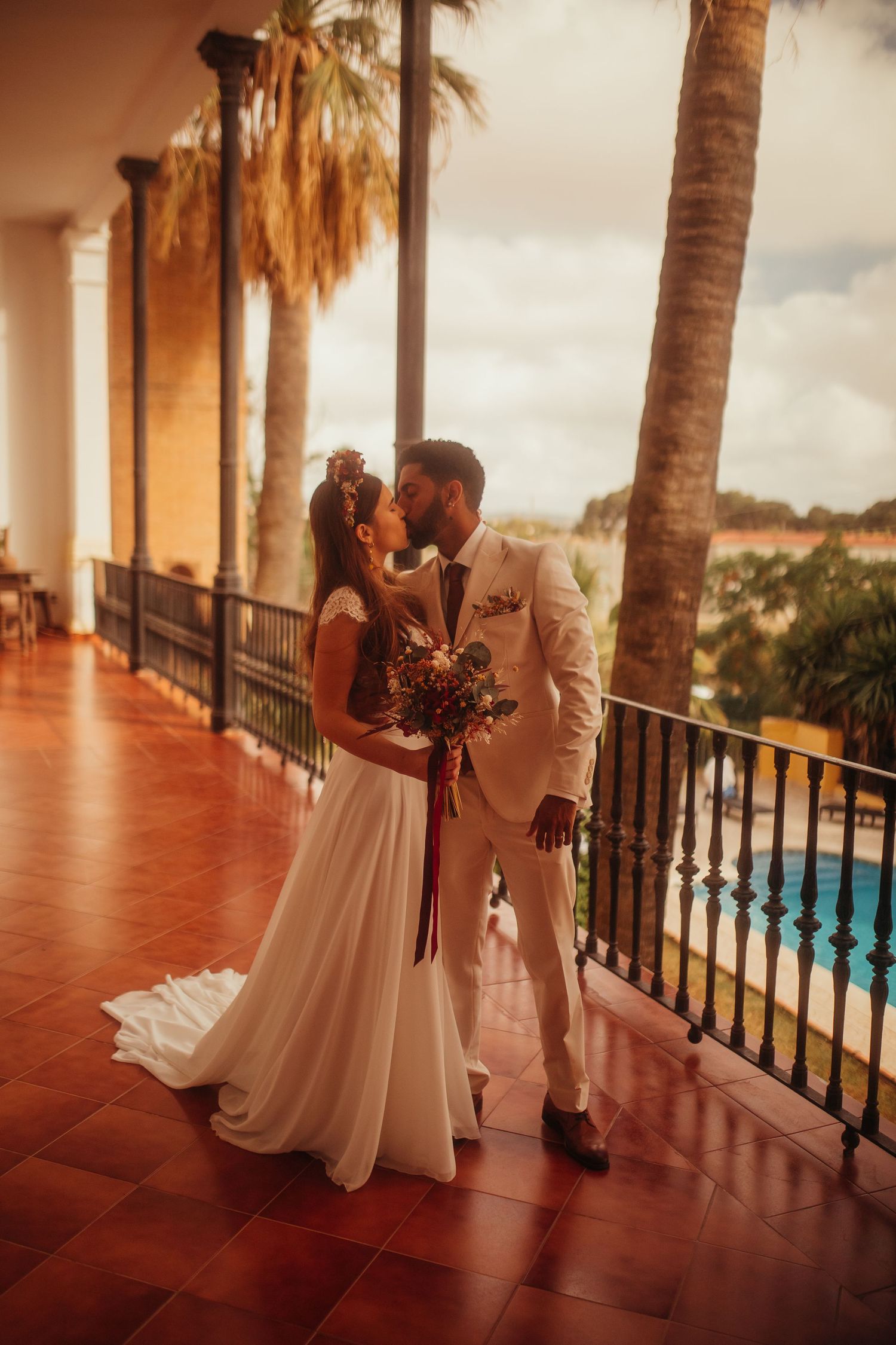 Pareja recién casada en sesión romántica en Vila-seca