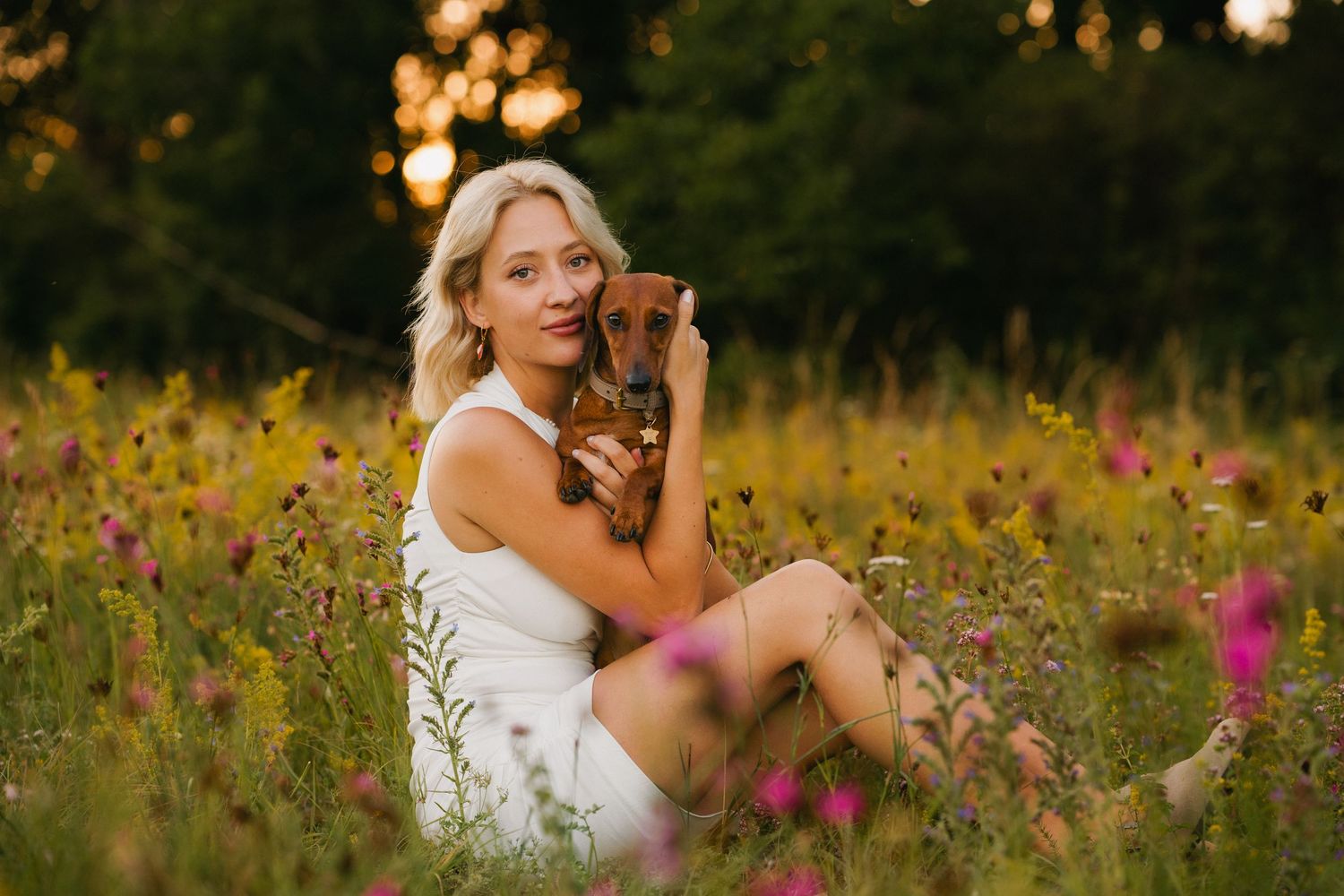 Mensch-Hunde-Shooting mit einem Dackel und seiner Besitzerin auf einer Wildblumenwiese im Landkreis Dingolfing-Landau, Niederbayern
