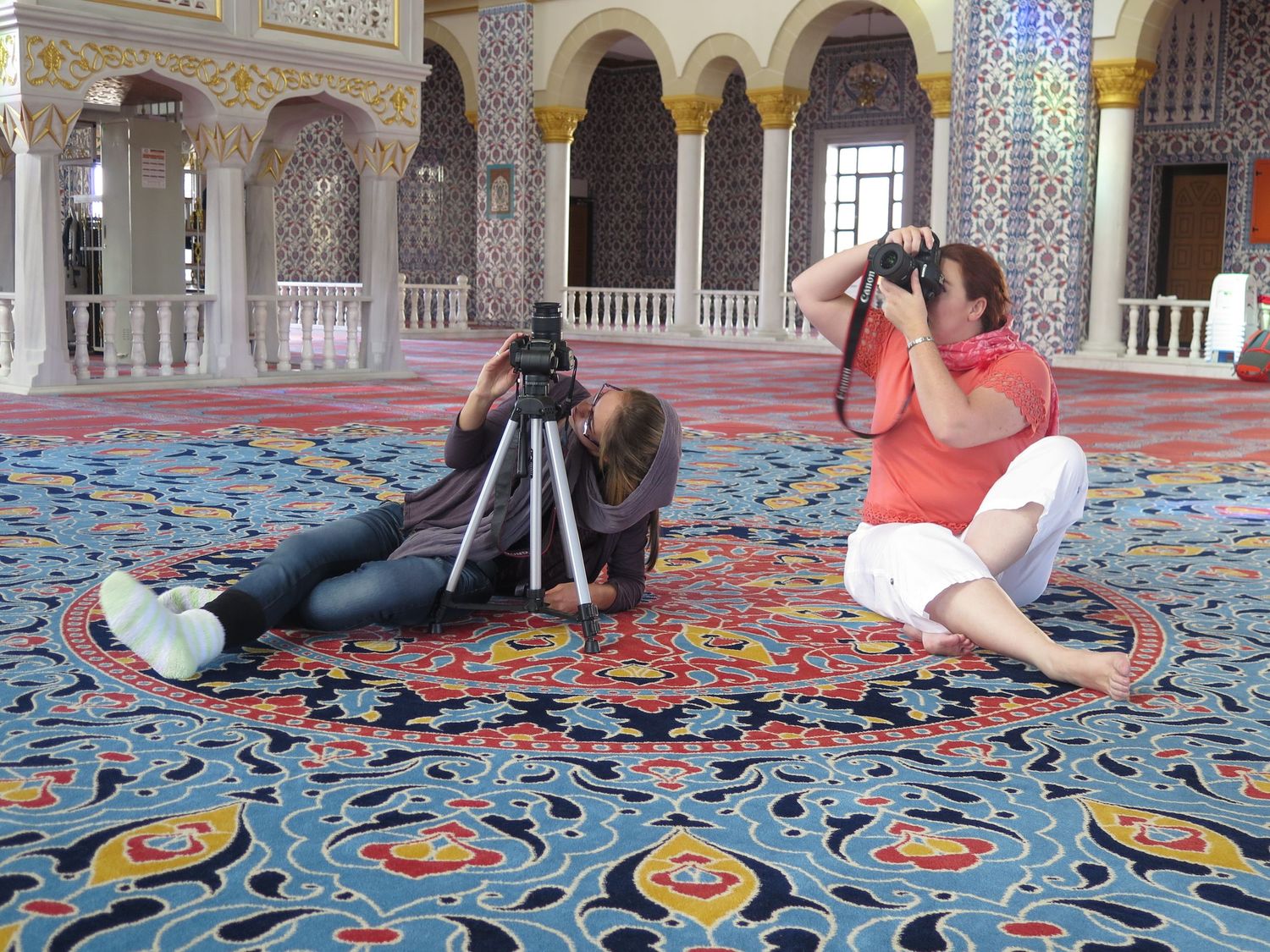 GETPIX students. Out on practical photographic outing at a mosque in Midrand. Using a tripod to get sharper focus.