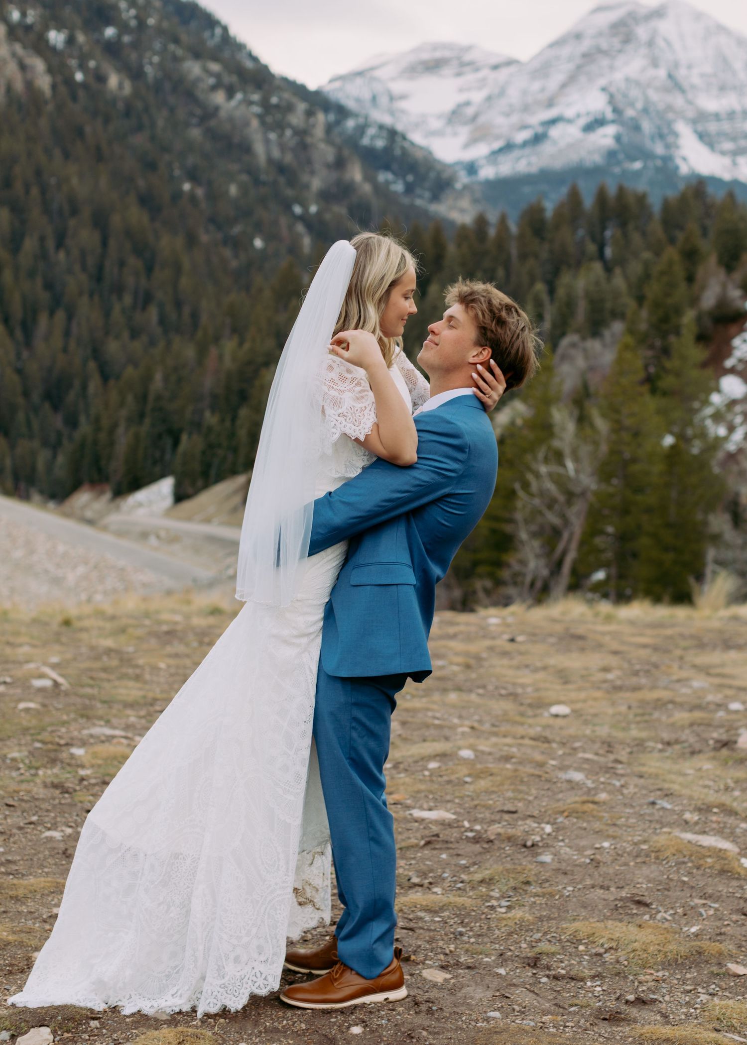 Utah photographer captures bridals in the Utah mountains