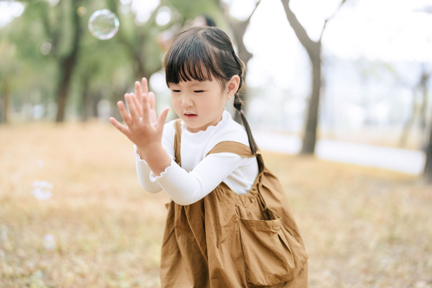 這組家庭寫真以自然互動為核心,記錄一家人在輕鬆氛圍中共同玩樂的模樣。透過棚內與戶外拍攝,捕捉孩子自在跳舞、家人陪伴相處的真實瞬間,不刻意擺拍,呈現最貼近日常的家庭狀態。渴望影像也專注於家庭寫真與親子寫真拍攝,以溫柔光線與生活感構圖捕捉自然的畫面,為每個家庭留下值得珍藏的成長紀錄。
