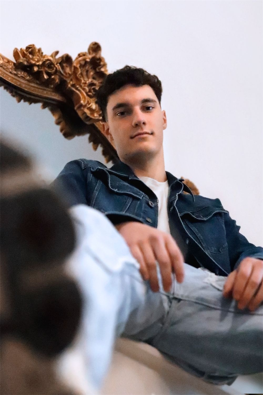 Séance photo par Chaemi Studio, photographe portrait à Montpellier. Shooting créatif masculin dans une ambiance moderne, grunge et élégante.